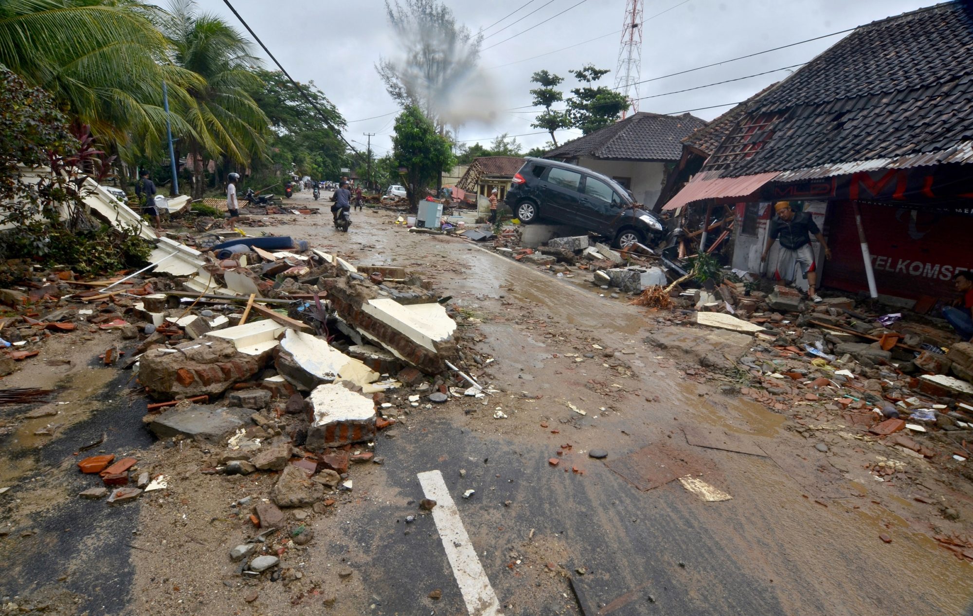 24 декабря 2004. Землетрясение в Индонезии 2004. Суматра Индонезия 24 декабря 2004 года ЦУНАМИ.
